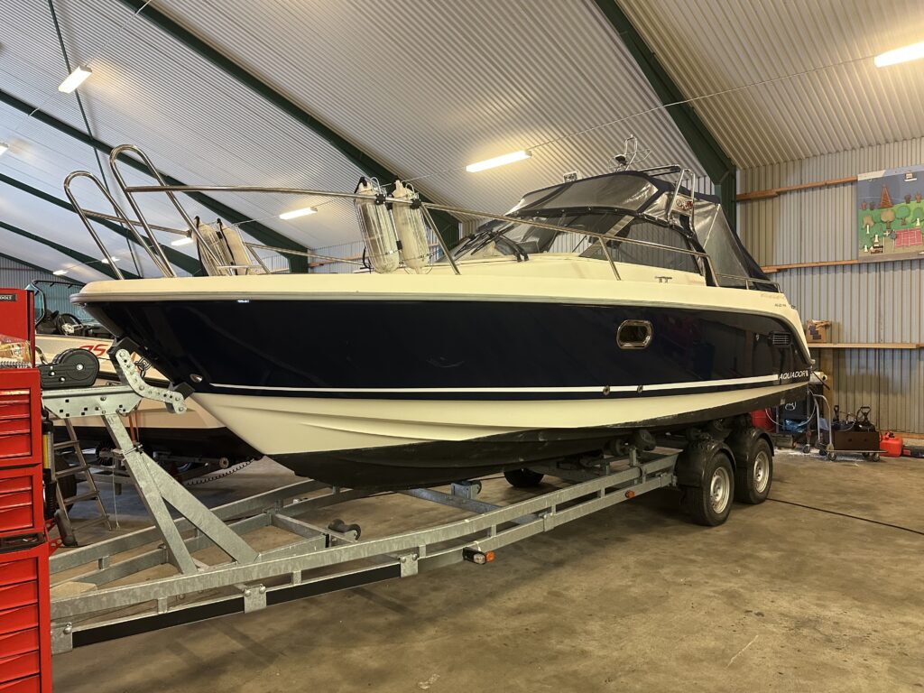 Vi har nöjet att presentera en riktig fin Aquador 23 WA -2009  OBS! DIESEL med 104 timmars gångtid.