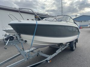 UTTERN T51 2017 – MERCURY F100 • 135 TIMMAR • EN ÄGARE • BRENDERUP 80-TRAILER