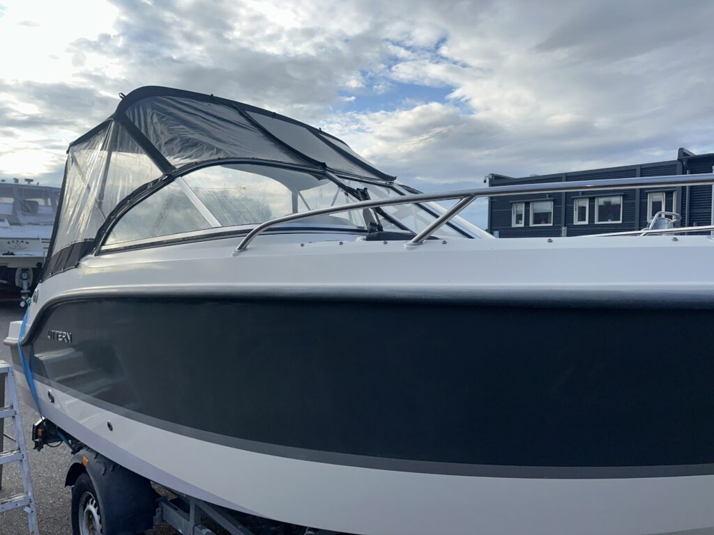 Till salu: UTTERN T51 2017 – MERCURY F100 • 135 TIMMAR • EN ÄGARE • BRENDERUP 80-TRAILER – bild 3