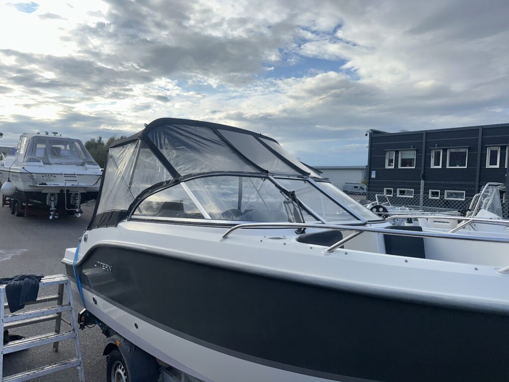 Till salu: UTTERN T51 2017 – MERCURY F100 • 135 TIMMAR • EN ÄGARE • BRENDERUP 80-TRAILER – bild 4